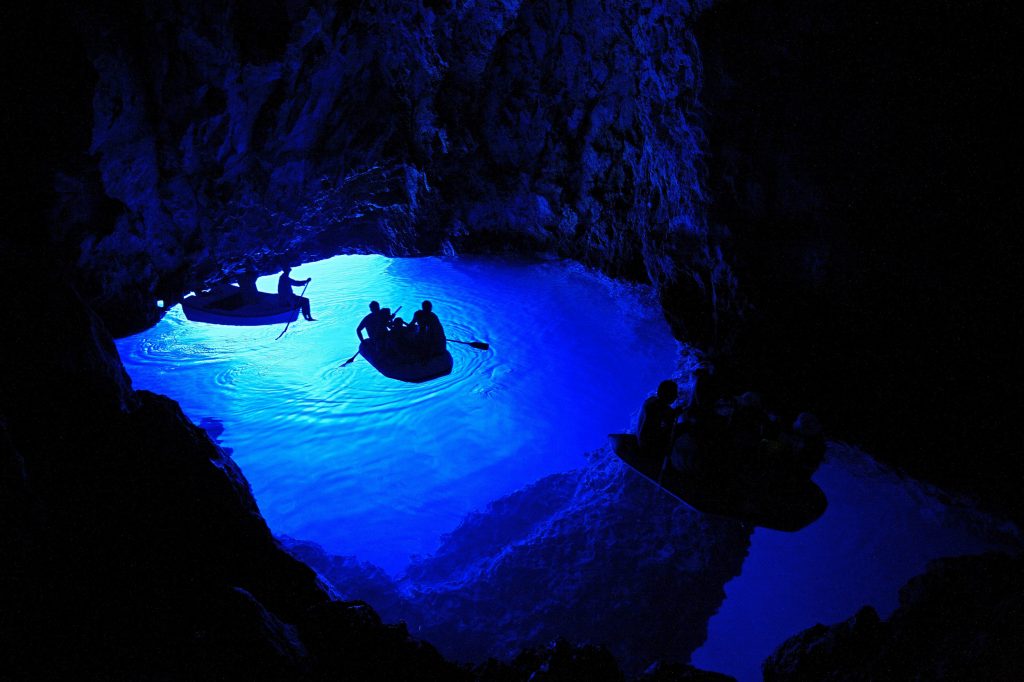 Kék-barlang, Bisevo-sziget
